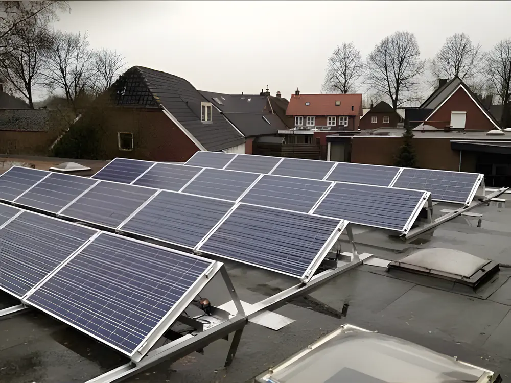 Zonnepanelen op een plat dak